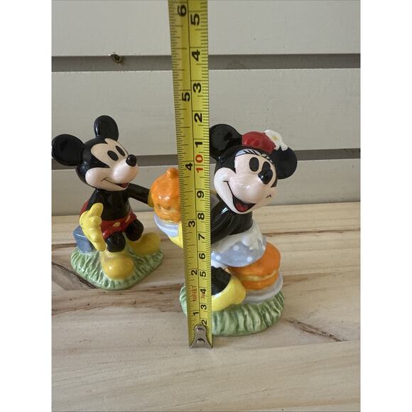 Disney Gibson Mickey Mouse Salt & Pepper Shakers New - Picture 5 of 8